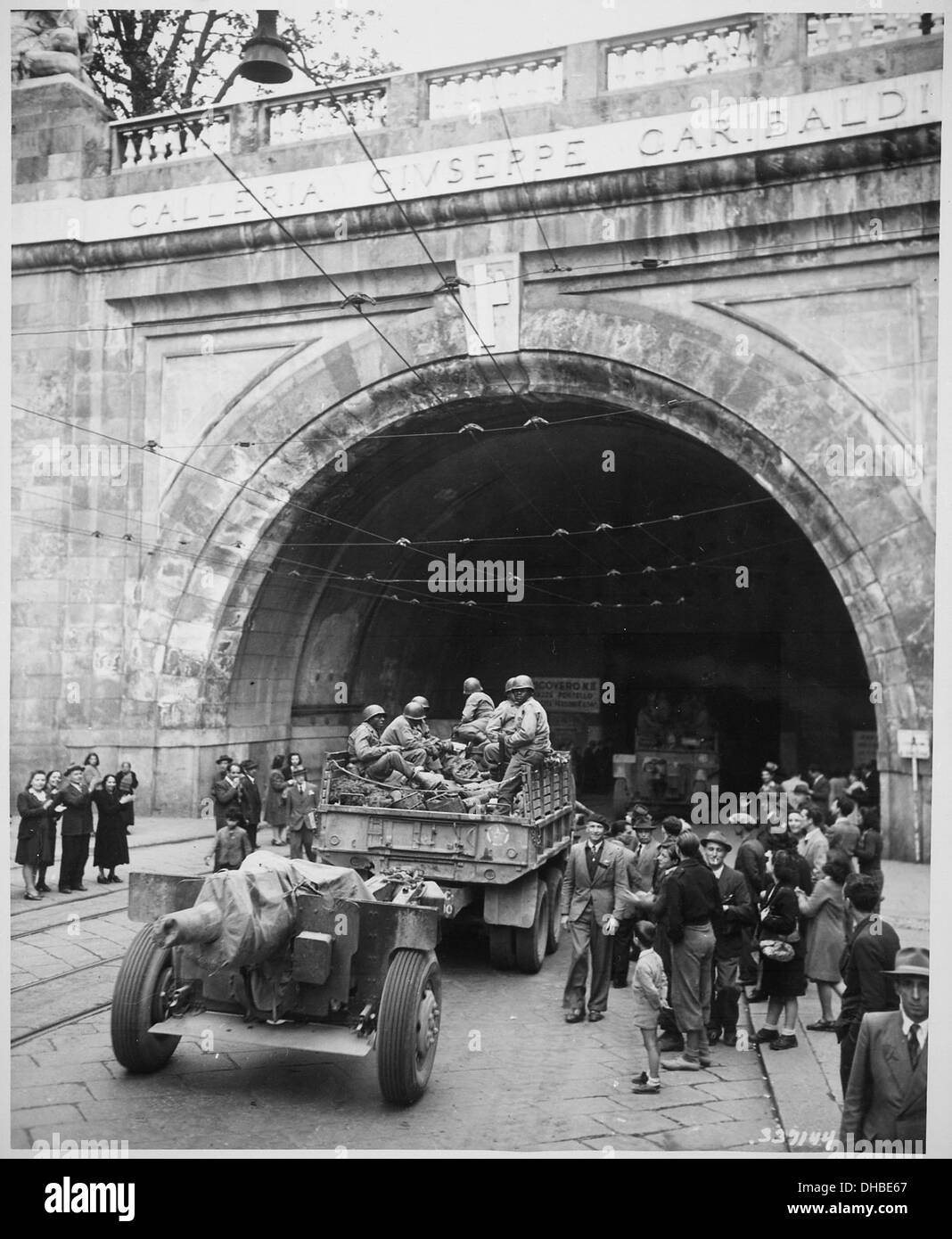 Genova, Italia. In questa nuova città liberata la divisione 92invadono la Galleria Guiseppe (sic) Garibaldi. , 531355 04-2 Foto Stock