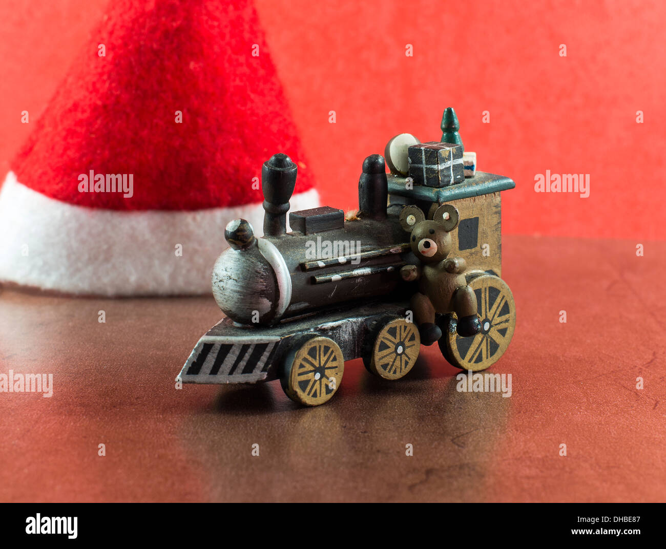 Vecchio treno in legno con presenta e teddy per natale Foto Stock