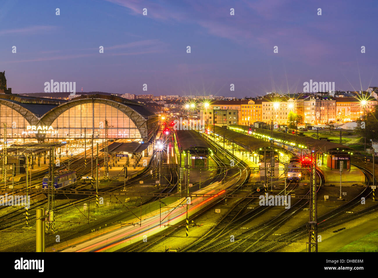 Dalla stazione ferroviaria principale di Praga (Wilsonovo nadrazi), Praga, Repubblica Ceca Foto Stock