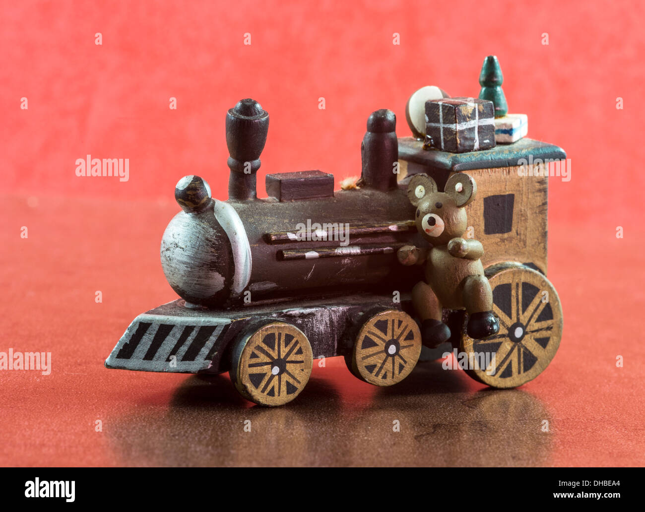 Vecchio treno in legno con presenta e teddy per natale Foto Stock