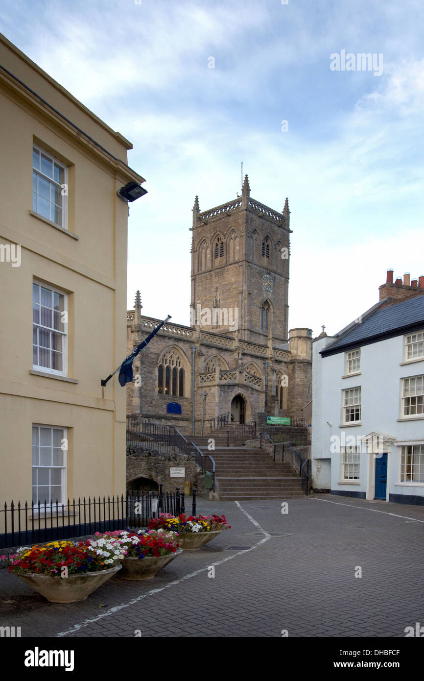 San Giovanni Battista, Axbridge, Somerset, Regno Unito dalla piazza principale. Foto Stock