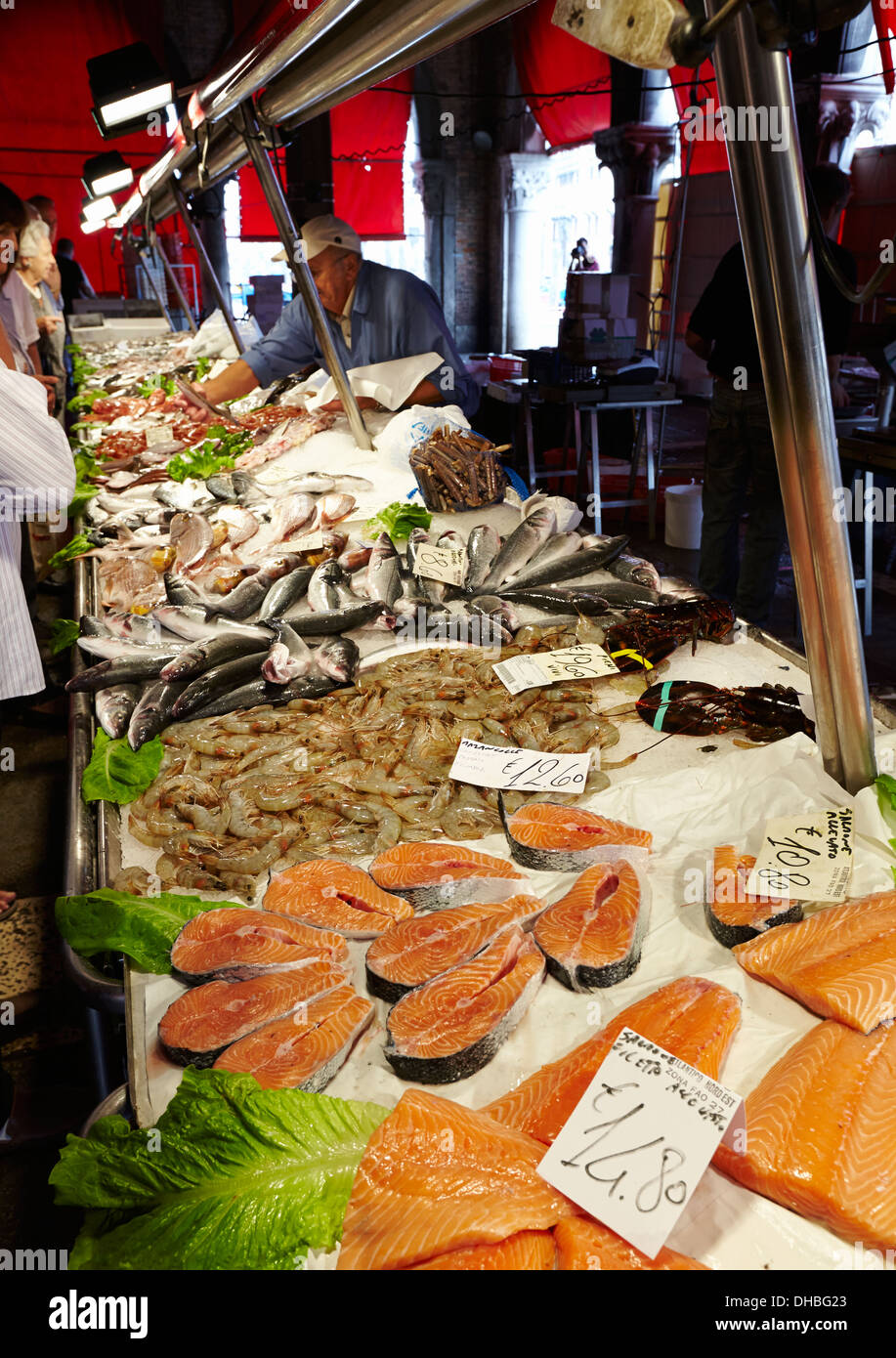 Shopping per il pesce fresco al mercato di Rialto, Venezia, Italia. Foto Stock