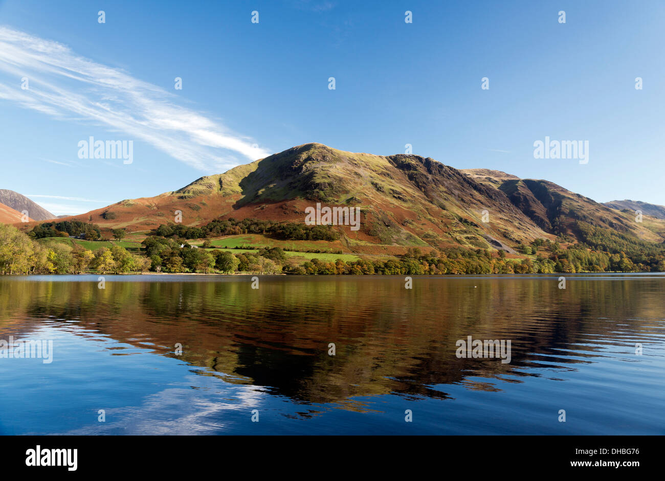 Alta Snockrigg cadde e riflessione Buttermere Lake Cumbria Regno Unito Foto Stock