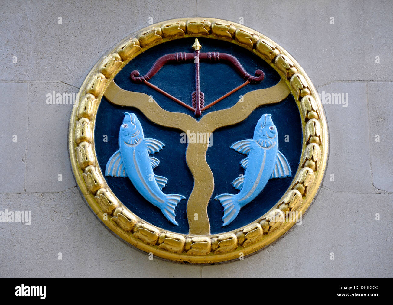 Londra, Inghilterra, Regno Unito. India House, Alta Commissione Indiana nel Aldwich. Dettaglio della facciata - arco e frecce e due pesci Foto Stock