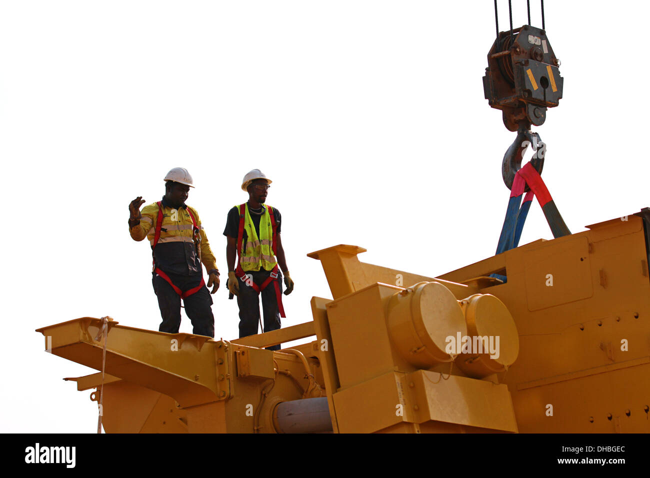 Due uomini la costruzione di larga scala per impieghi pesanti carrelli minerari Foto Stock