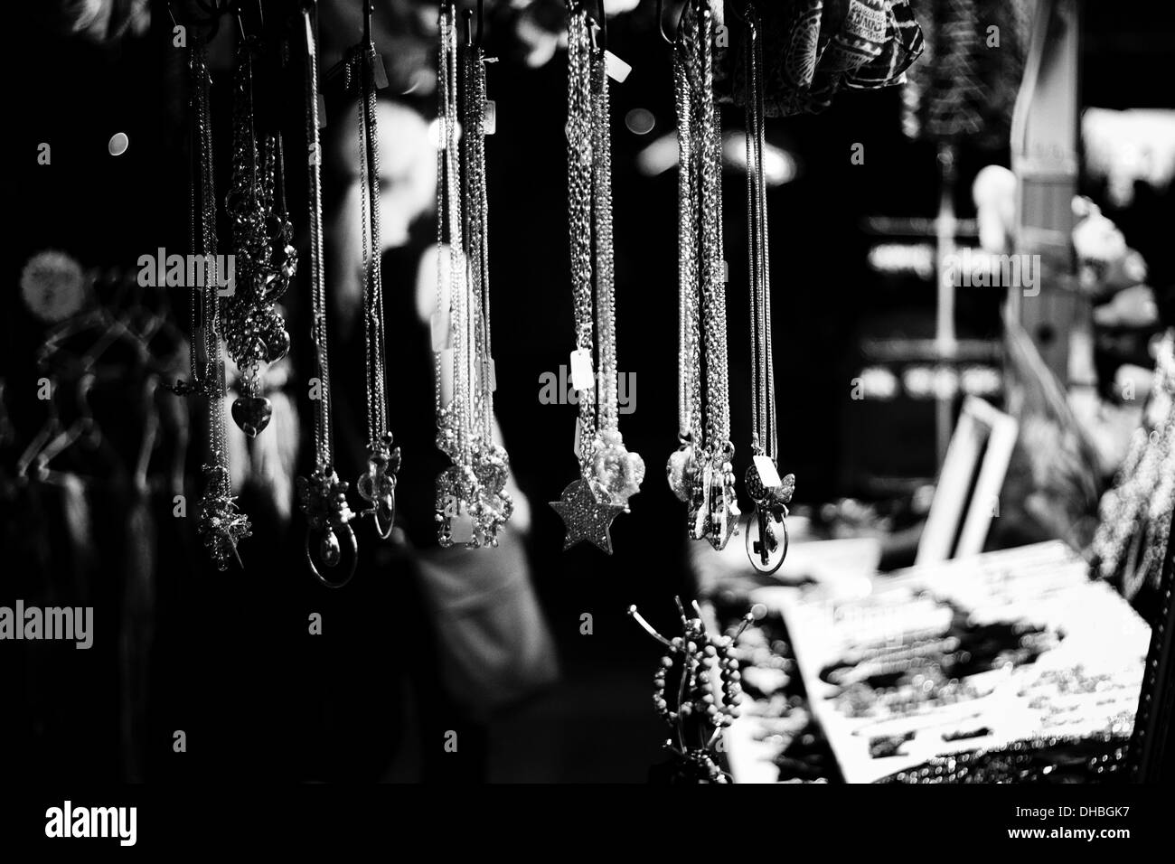 Un chiosco per gioielli su un mercato di natale in bianco e nero / bianco Foto Stock
