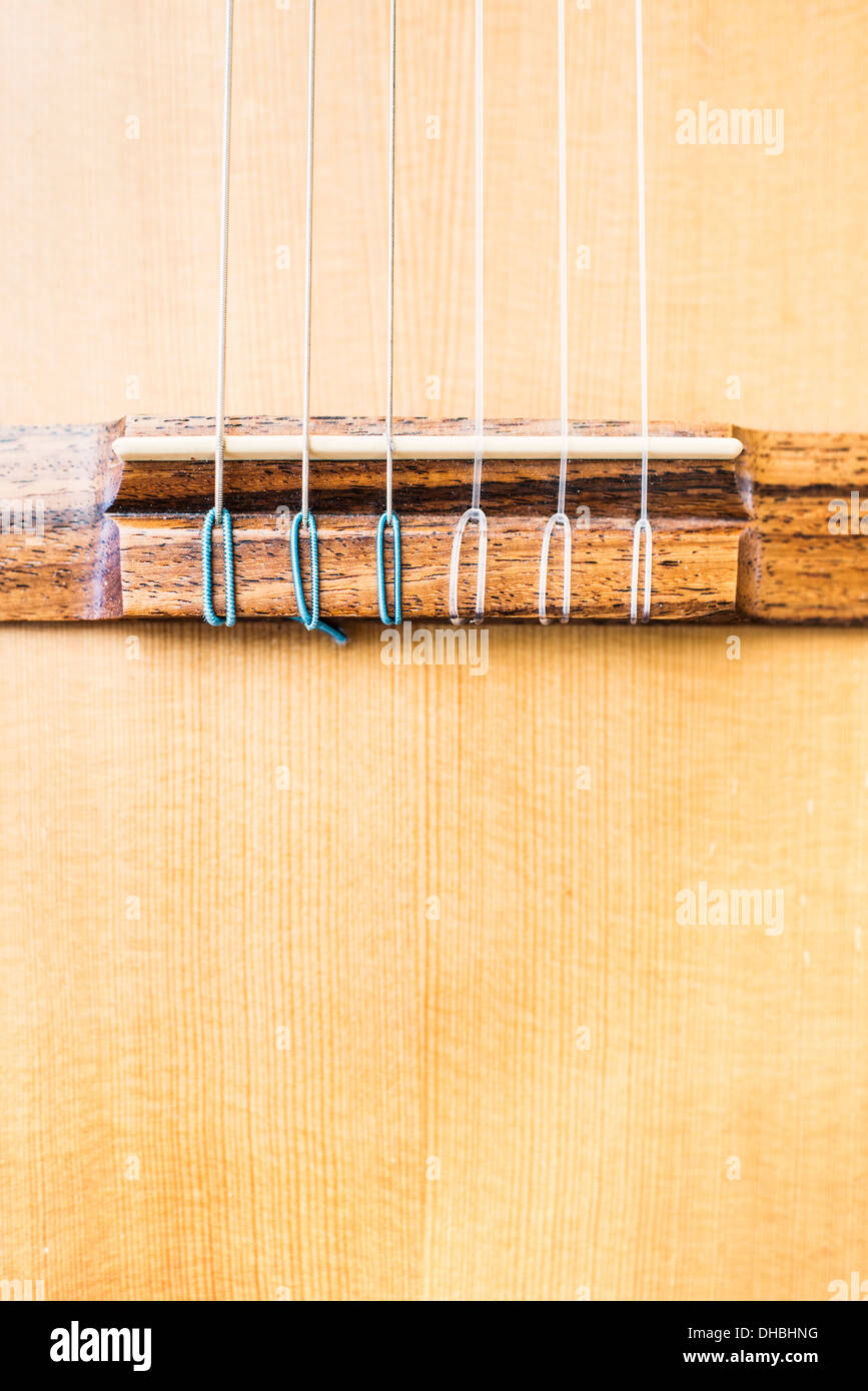 Primo piano di legno chitarra acustica di stringhe Foto Stock