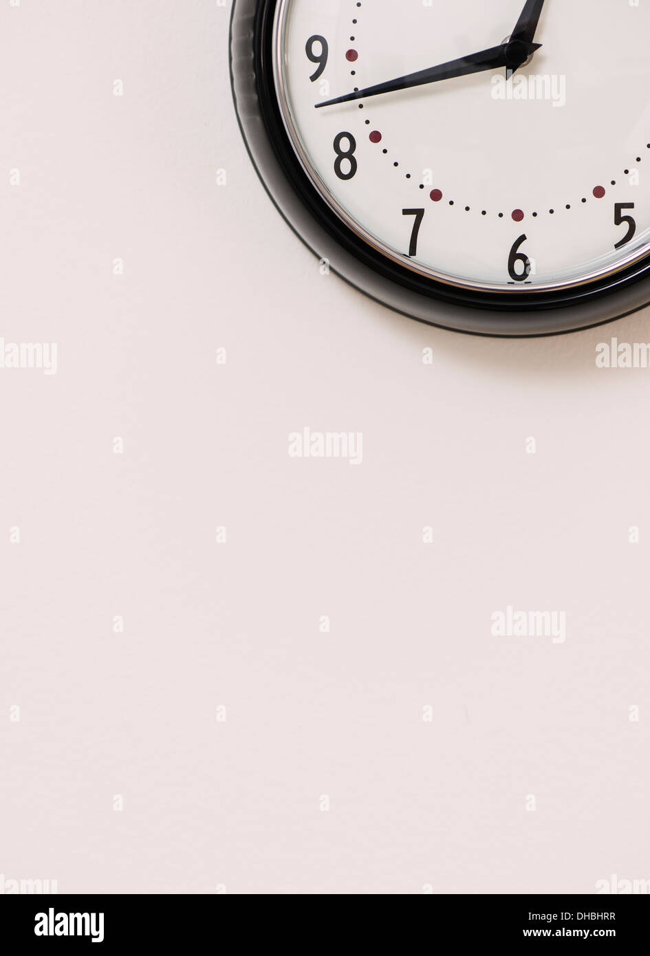 Orologio appesa sul muro bianco con copyspace Foto Stock