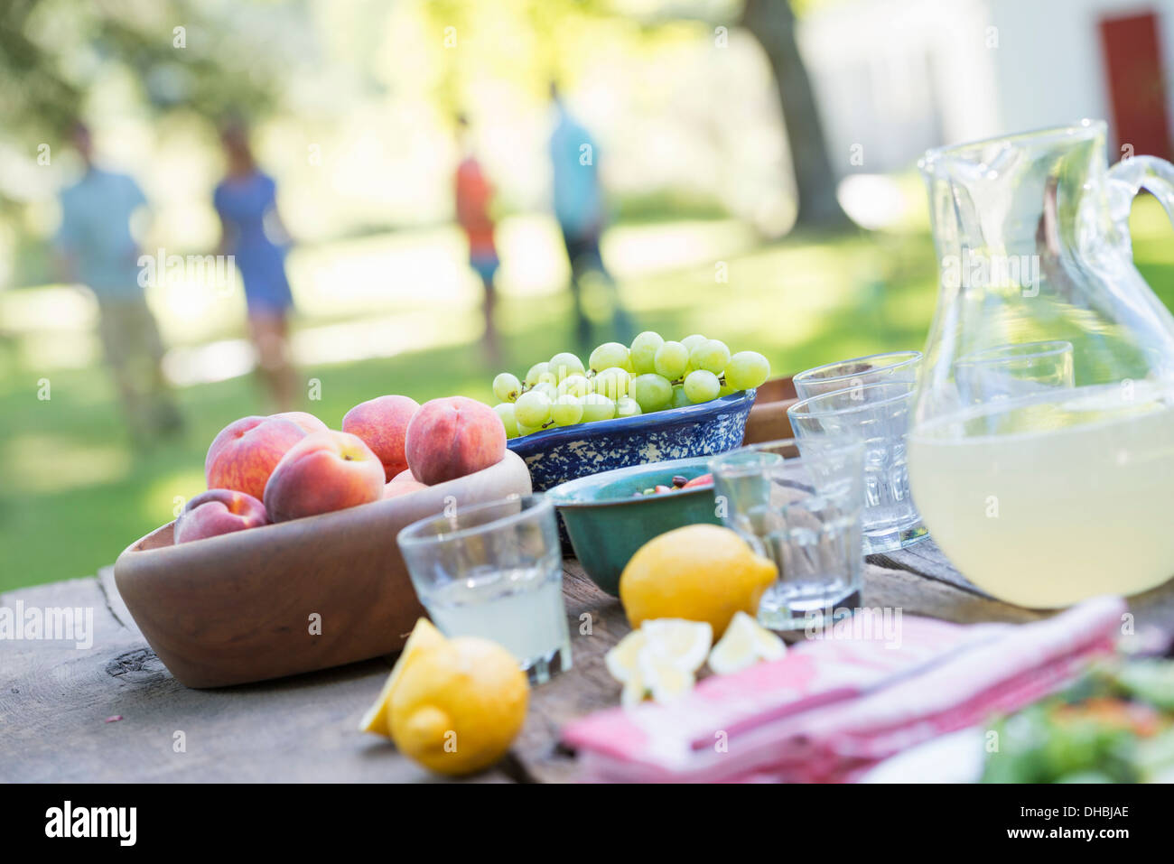Un estate a buffet di frutta e verdura, steso su un tavolo. Persone in background. Foto Stock