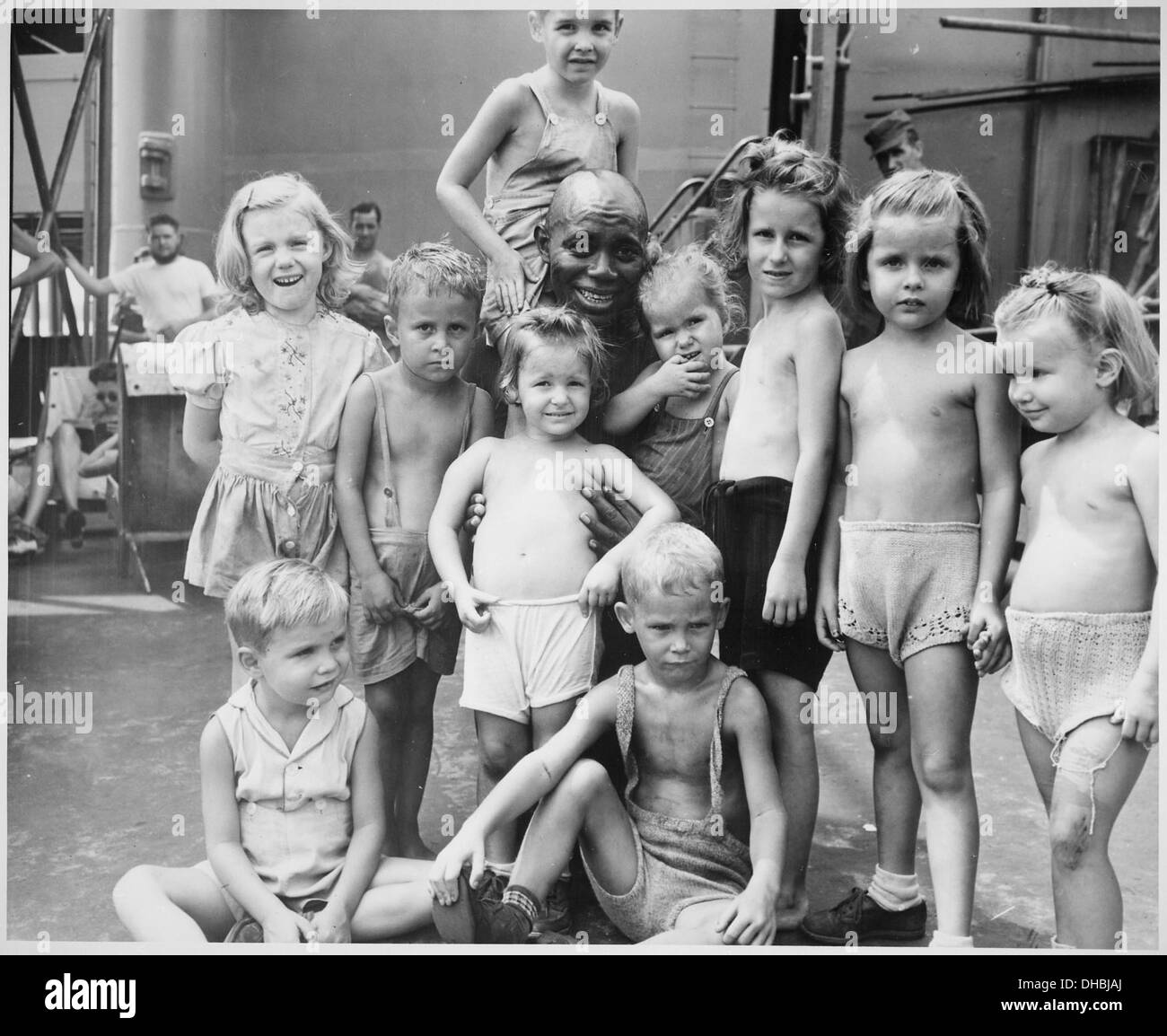 Bambini a bordo della SS Jean Lafitte, vincolati per gli Stati membri con gli internati liberati da un giapponese di internamento nel campo di PH 520635 Foto Stock