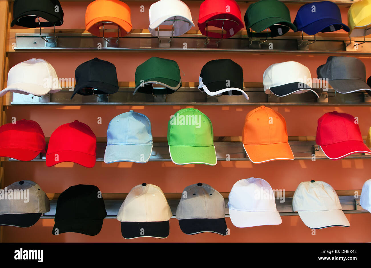 Colorato i cappelli da baseball su casi di esposizioni Foto Stock