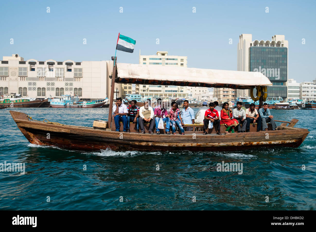 Abra tradizionale traghetto sul fiume Creek di Dubai Emirati Arabi Uniti EMIRATI ARABI UNITI Foto Stock