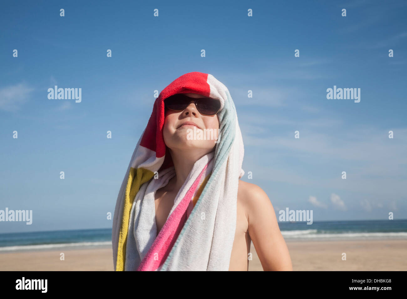 Un ragazzo in occhiali da sole con un asciugamano sopra la sua testa Foto  stock - Alamy