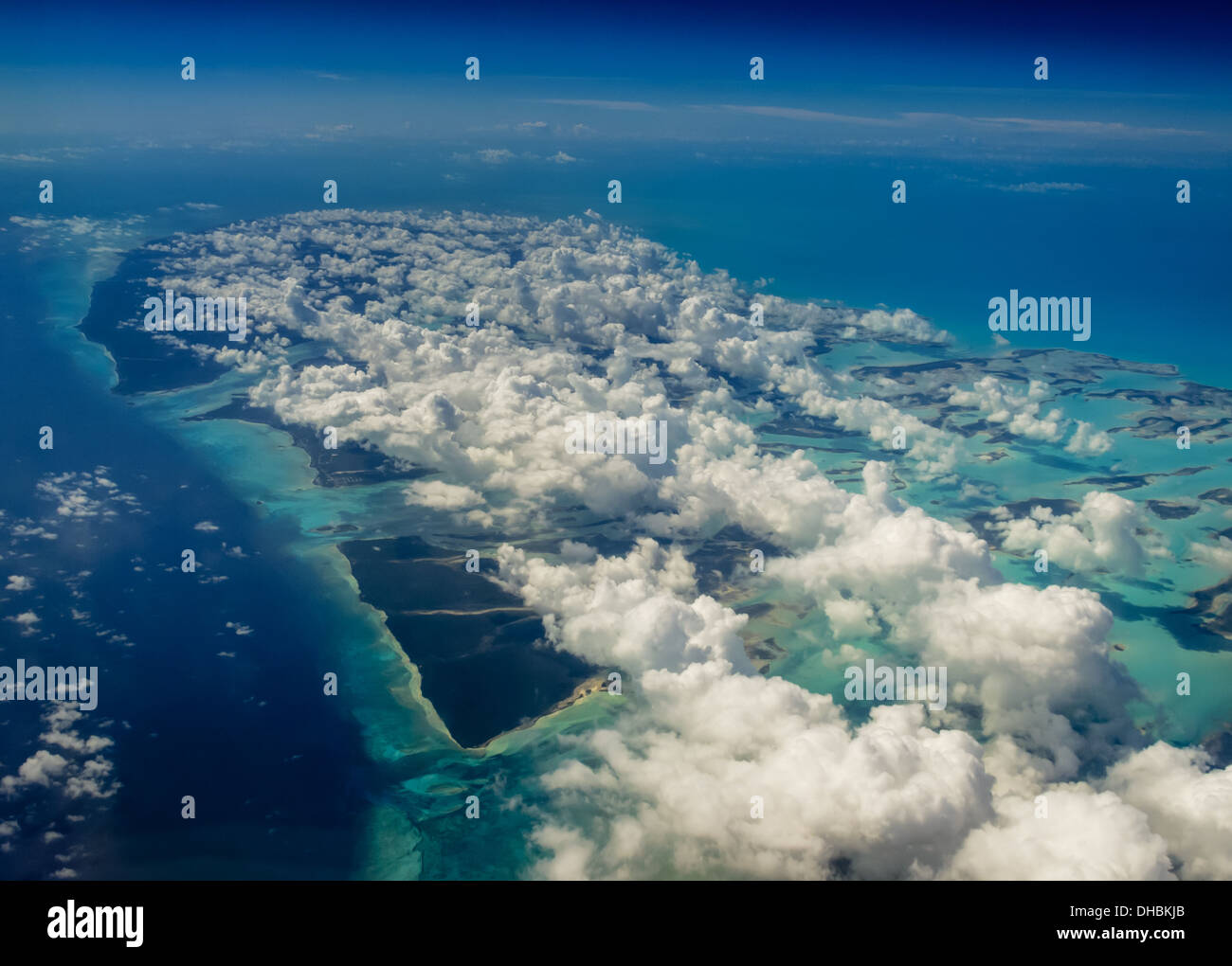 Vista aerea delle isole dei Caraibi punteggiata di bianco luminoso con copertura nuvolosa visitatori di ombreggiatura Foto Stock