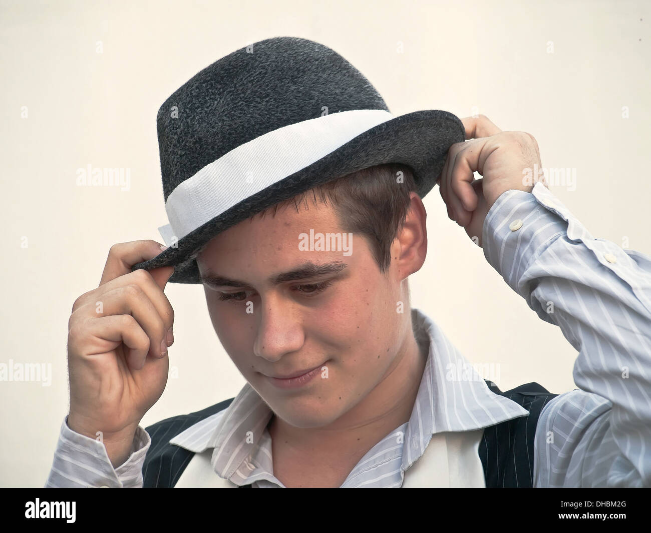 Ritratto di giovane uomo in un cappello - uno stile rétro Foto Stock