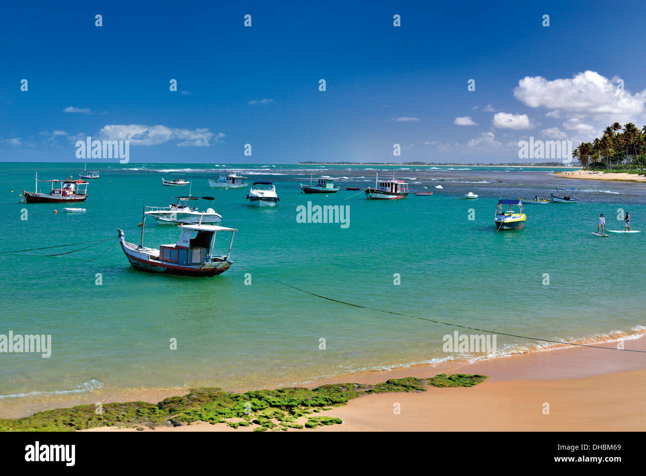 Il Brasile, Bahia: Barche di ancoraggio in acque calme di spiaggia Praia do Forte Foto Stock