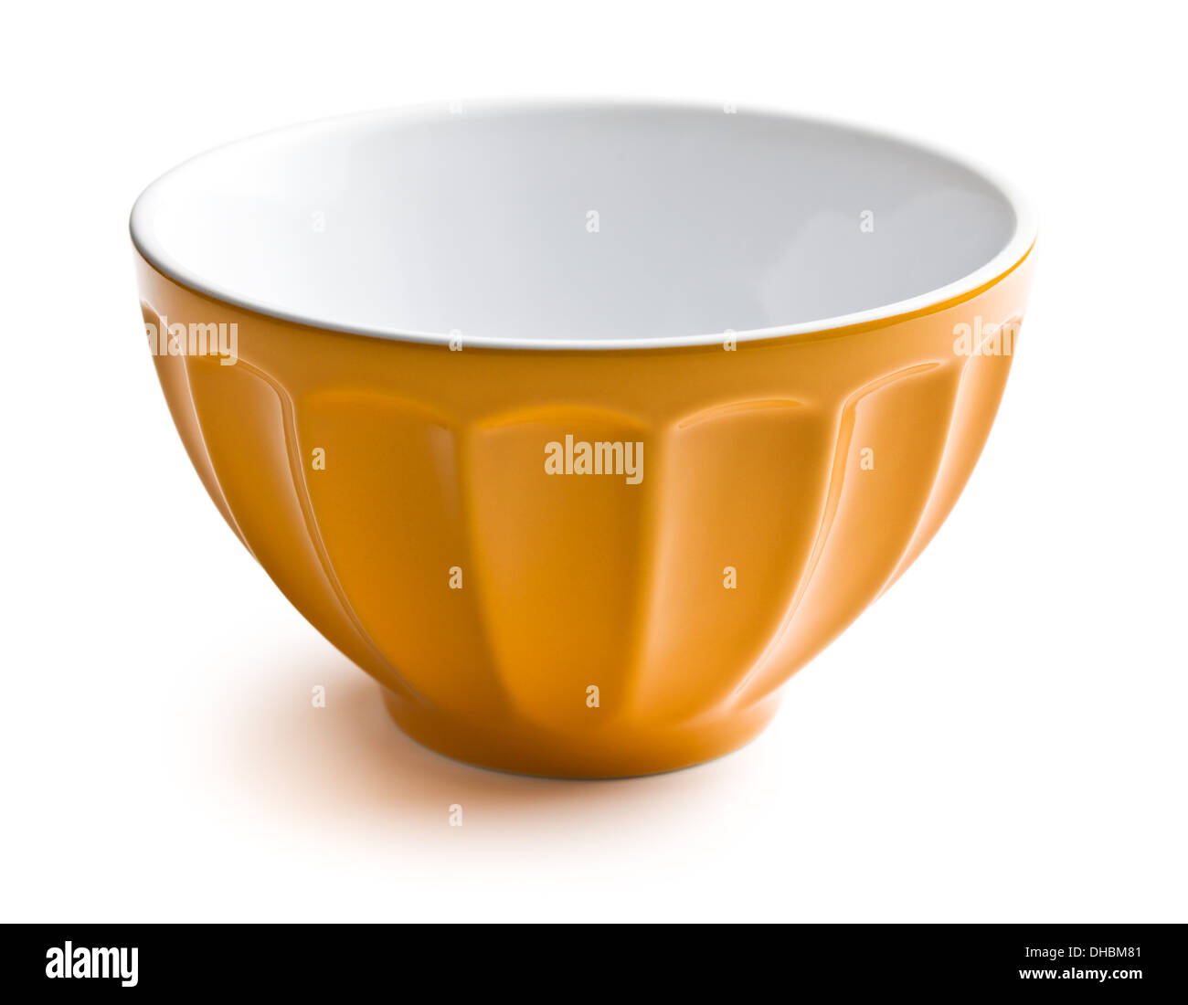 Svuotare la coppa in ceramica su sfondo bianco Foto Stock