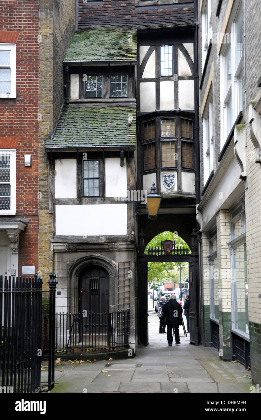 Londra, Inghilterra, Regno Unito. St Bartholemew's Gatehouse (1597) entrata St Bartholemews Chiesa Foto Stock