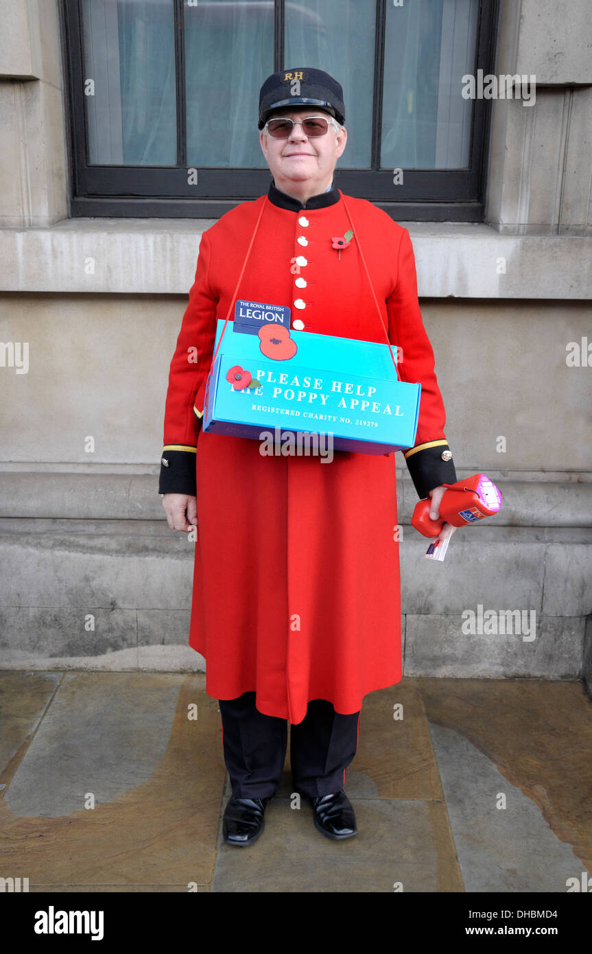 Londra, Inghilterra, Regno Unito. Chelsea titolare di pensione o di rendita vendendo poppies in Whitehall Foto Stock