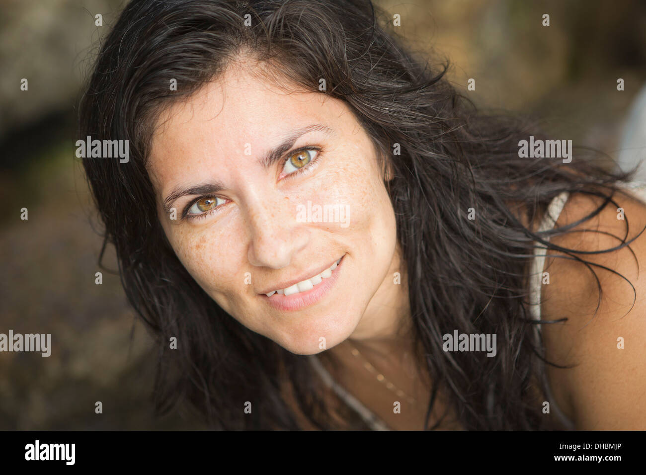 In prossimità di una donna sorridente con lentiggini sul suo viso. Foto Stock
