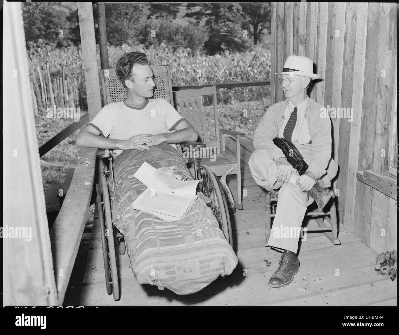 Questa fotografia cattura il dottor Pierce Martin in visita ad ed la Rossett, che ha subito un grave infortunio alla schiena cinque anni prima a causa di una caduta di ardesia nella zona di Straight Creek del Kentucky. Documenta il processo di recupero e la connessione umana dopo un incidente. Foto Stock