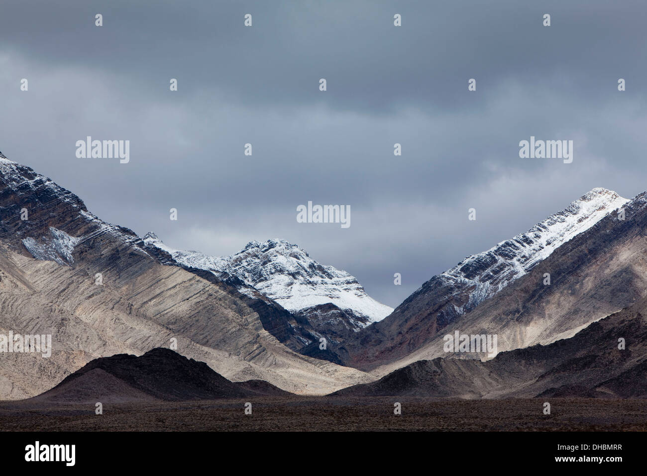 Montagne coperte di neve e cielo minaccioso, Panamint Mountains, Death Valley NP Foto Stock