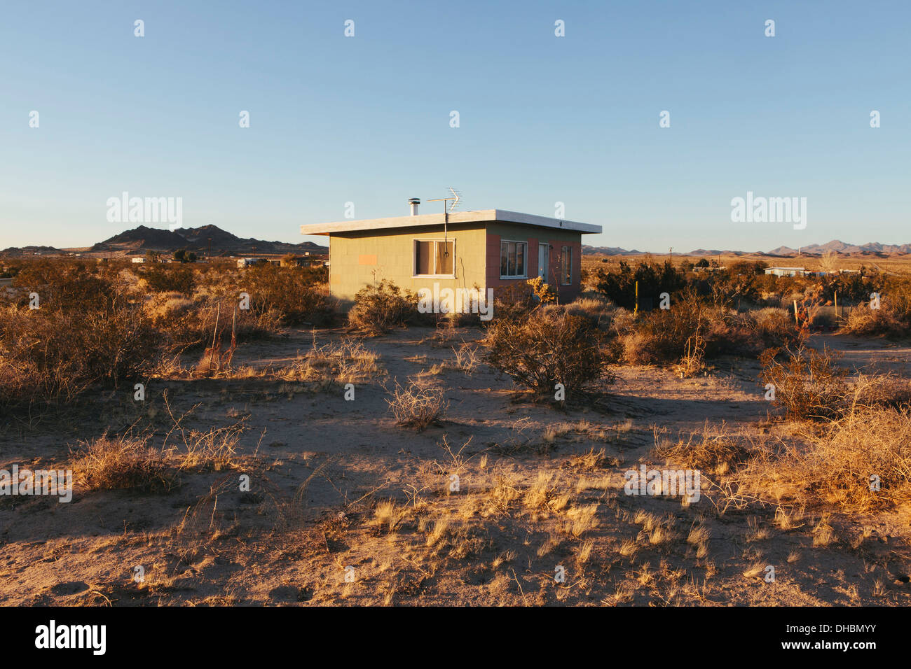 Un piccolo edificio abbandonato nel deserto di Mojave paesaggio. Foto Stock