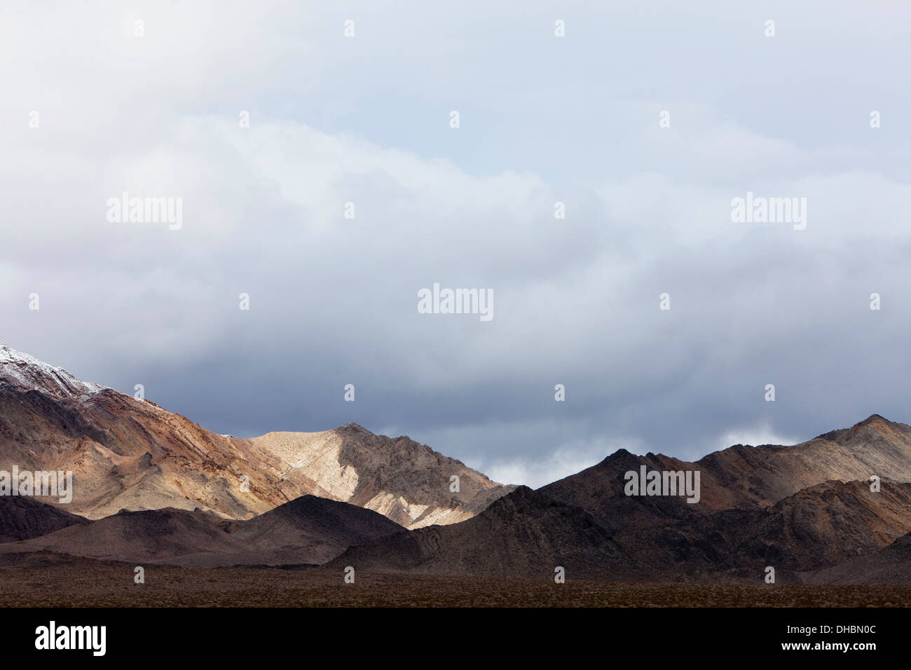 Montagne coperte di neve e cielo minaccioso, Panamint Mountains, Death Valley NP Foto Stock