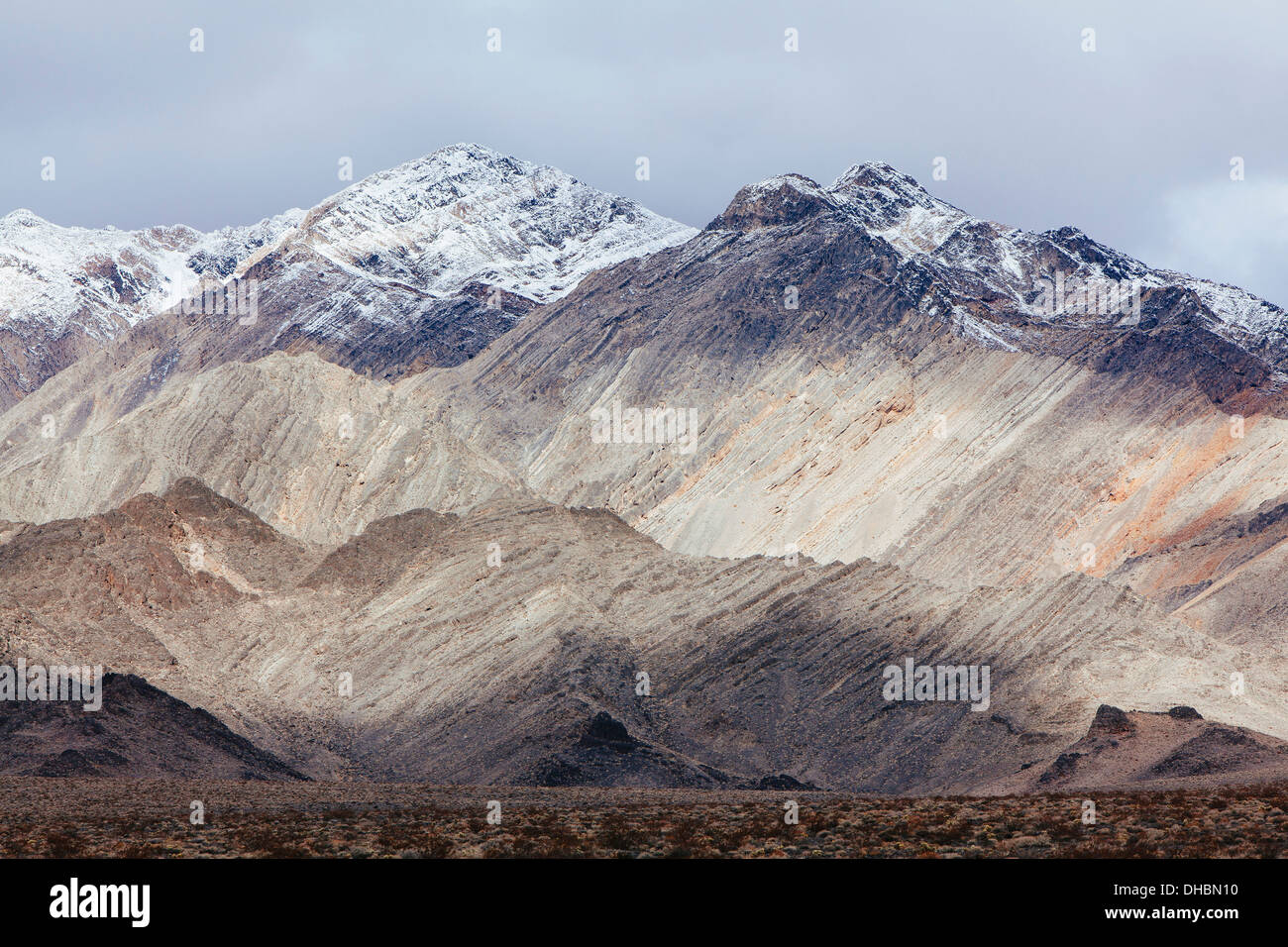 Montagne coperte di neve e cielo minaccioso, Panamint Mountains, Death Valley NP Foto Stock