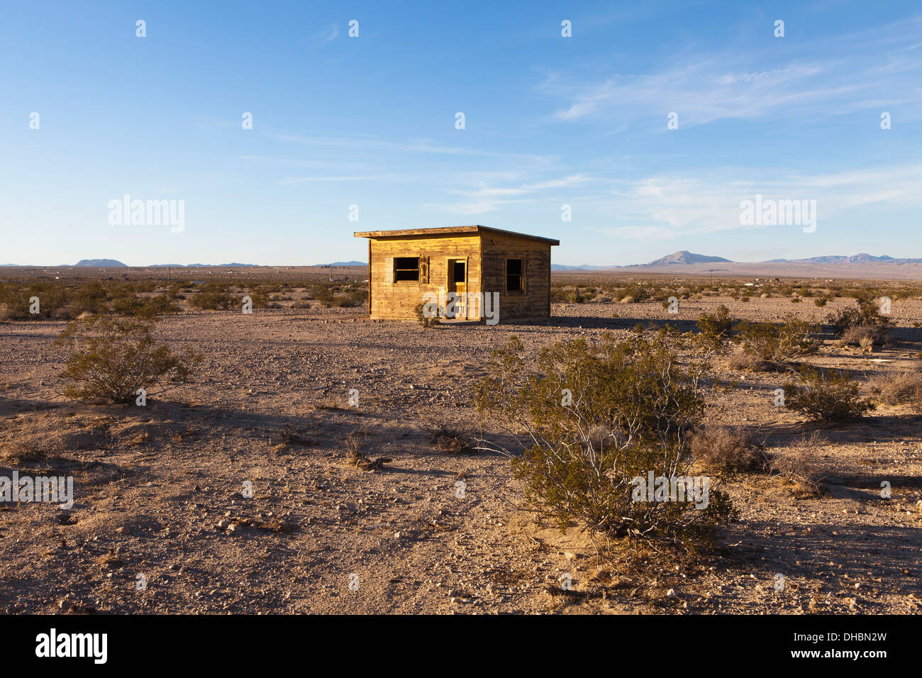 Un piccolo edificio abbandonato nel deserto di Mojave paesaggio. Foto Stock