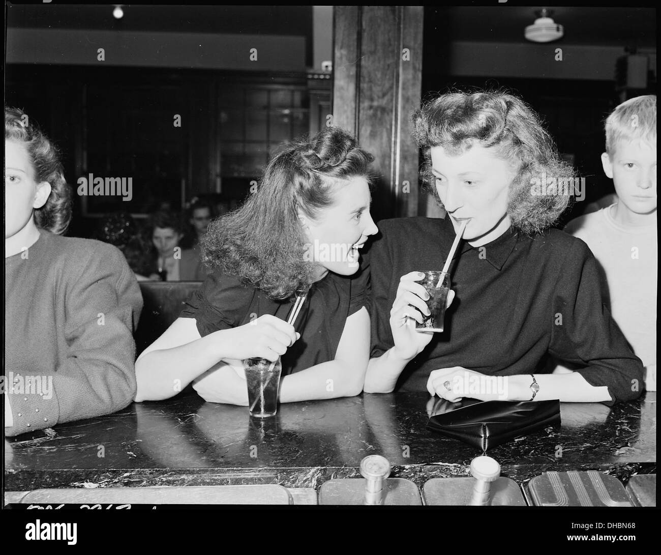 Ella Jane Fain, figlia di Harry Fain, un minatore, e suo cugino si godono una coca in una fontana di bibite prima di assistere a un film, catturando un momento della vita quotidiana dal passato. Foto Stock