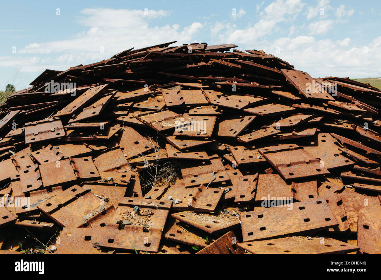 Una grande pila di piastre arrugginito, utilizzati per la costruzione della ferrovia. Scartato o accumulato per il riciclaggio. Foto Stock