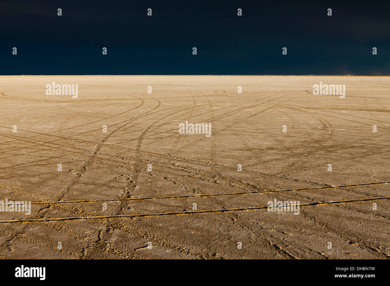 Tracce di pneumatici su Bonneville Saline. Settimana della velocità. Un buio cielo tempestoso. Foto Stock