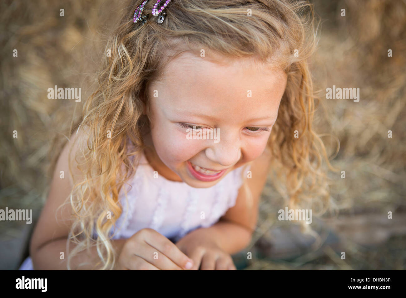 Una giovane ragazza in un granaio di ridere. Foto Stock