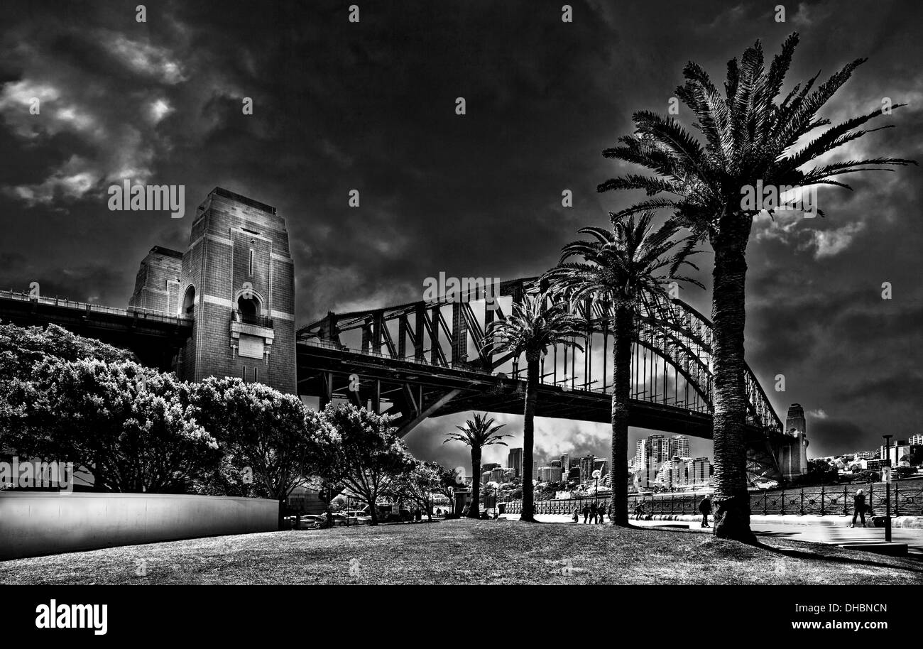 Una in bianco e nero e colore fotografia del Ponte del Porto di Sydney in Australia contro un cielo drammatico Foto Stock