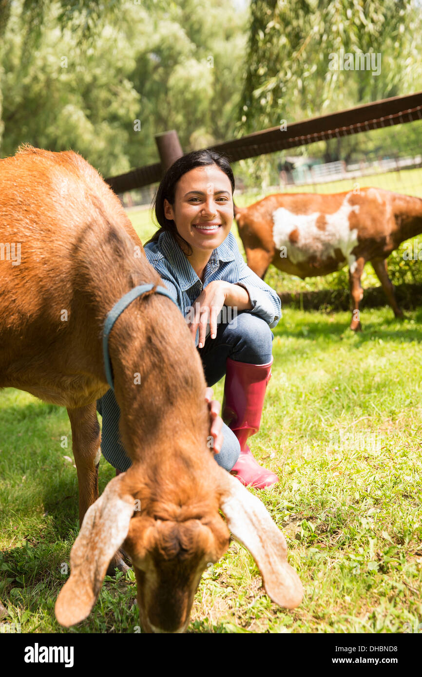 Un agriturismo biologico nelle Catskills Mountains. Una donna con due grandi capre. Foto Stock