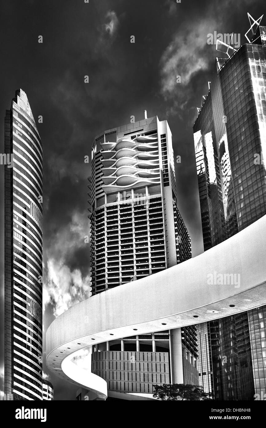 Una fotografia a colori con un suggestivo sky shot dell'architettura nel quartiere degli affari di Hong Kong. Foto Stock