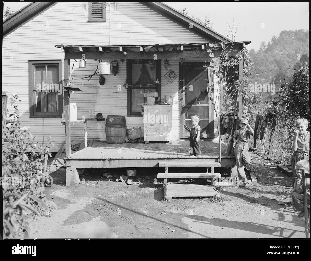Il portico anteriore della casa di Murray Price, un minatore, che mostra una vita semplice con acqua corrente all'interno della casa dopo due anni di residenza. L'immagine riflette la vita rurale nella comunità mineraria. Foto Stock