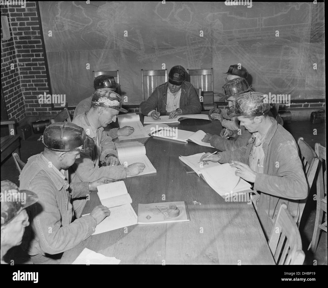 Questa immagine mostra i capisquadra della Pocahontas Corporation's Mines 33-34 nella contea di Tazewell, Virginia, che preparano rapporti giornalieri sulle operazioni minerarie. Foto Stock