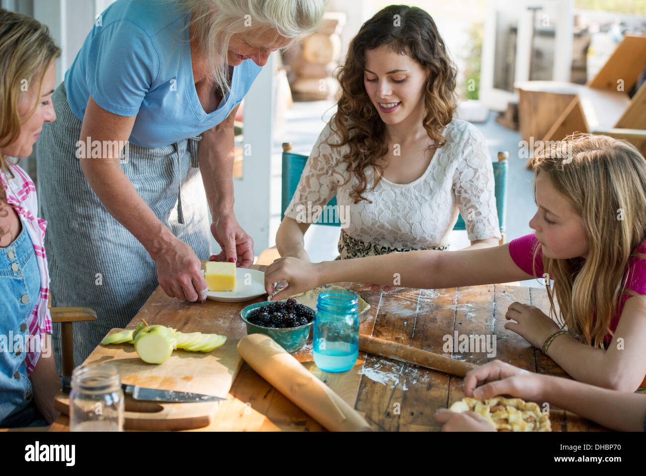 Agriturismo nel paese nello Stato di New York. Quattro generazioni di donne in una famiglia i biscotti di cottura e la torta di mele. Foto Stock