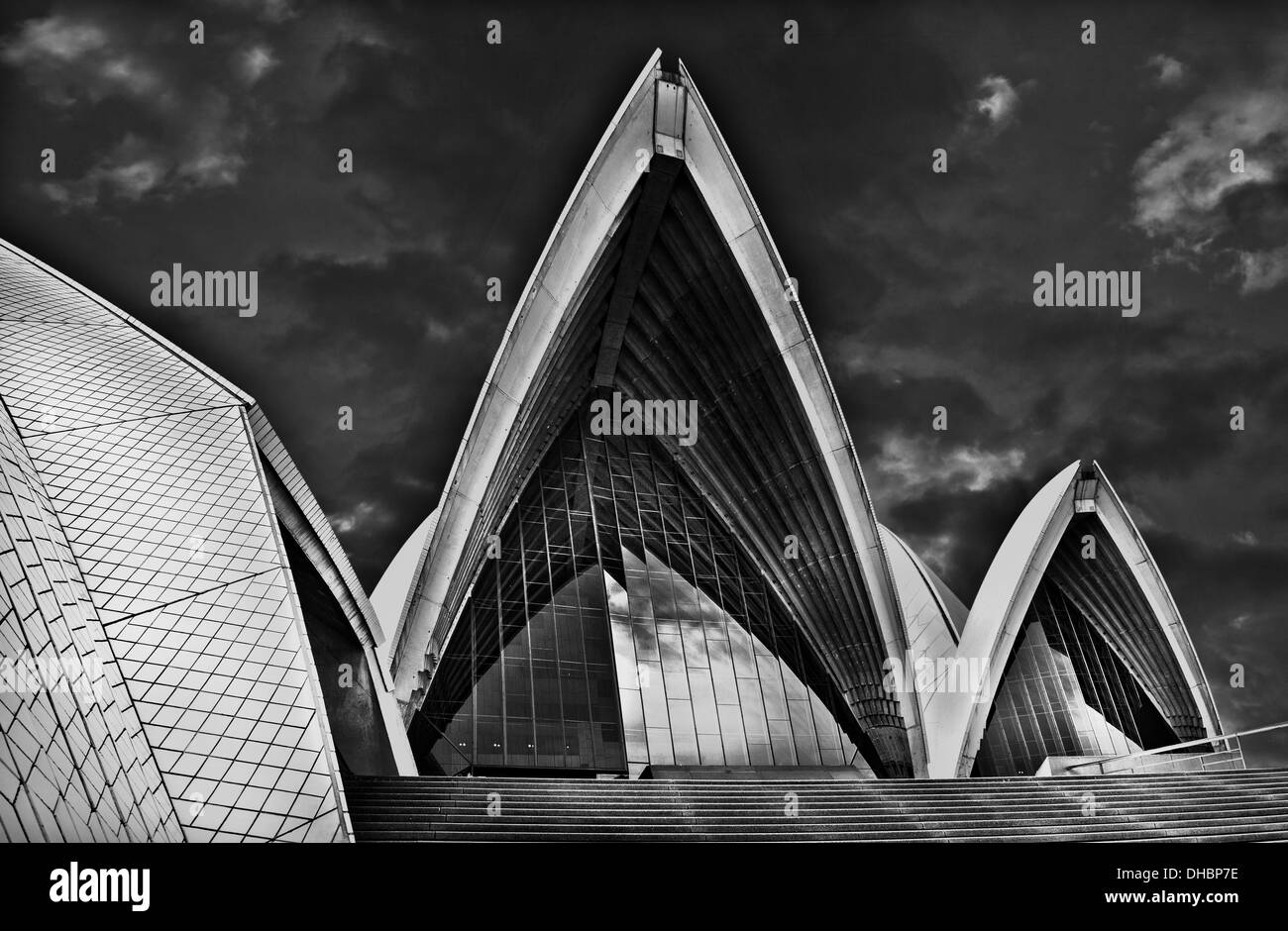 Un abstract drammatico in bianco e nero e la fotografia a colori della Sydney Opera House di Sydney, Australia. Foto Stock