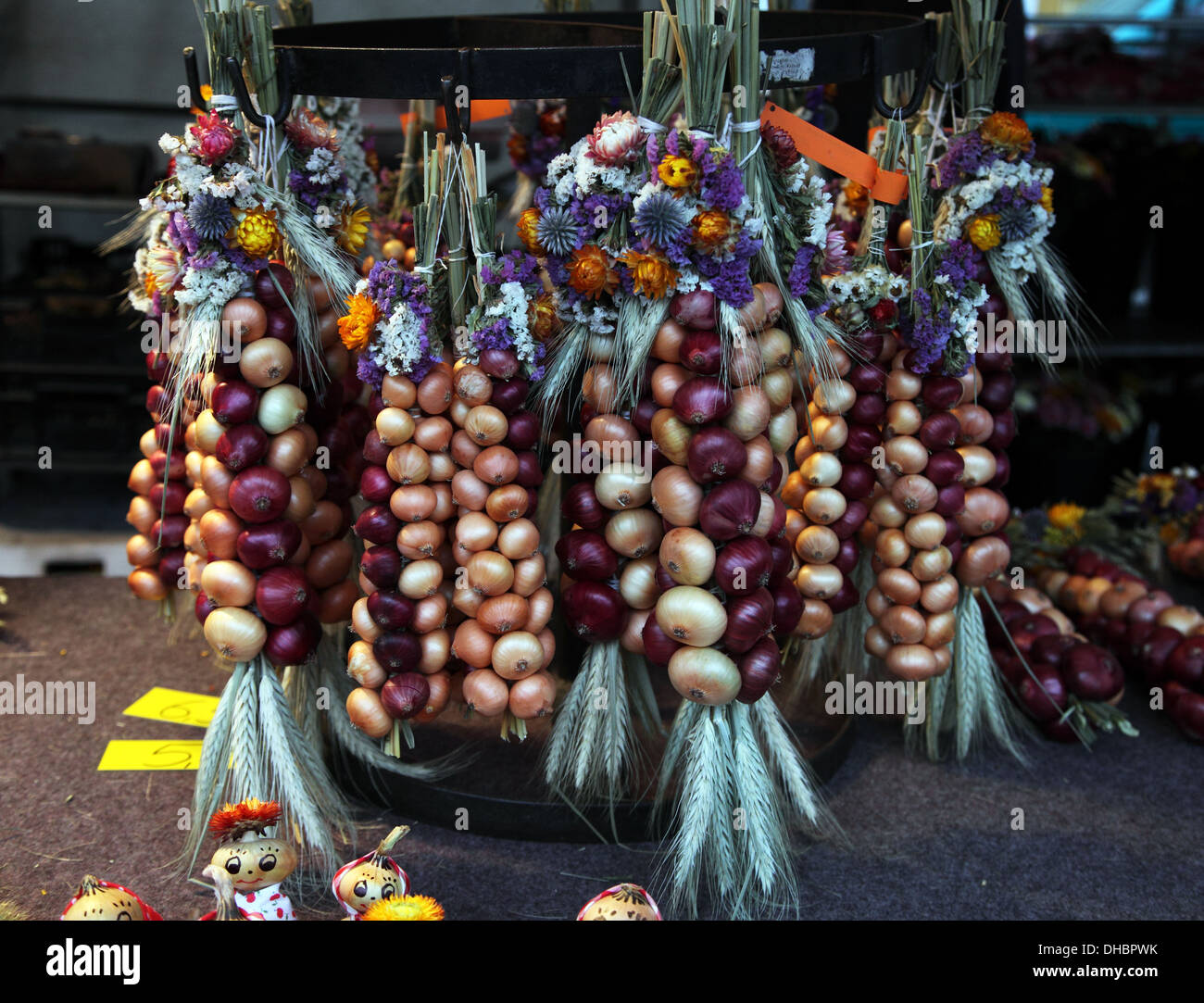 Le stringhe di cipolla e fiori eterni per la vendita sul mercato di Weimar, Germania Foto Stock