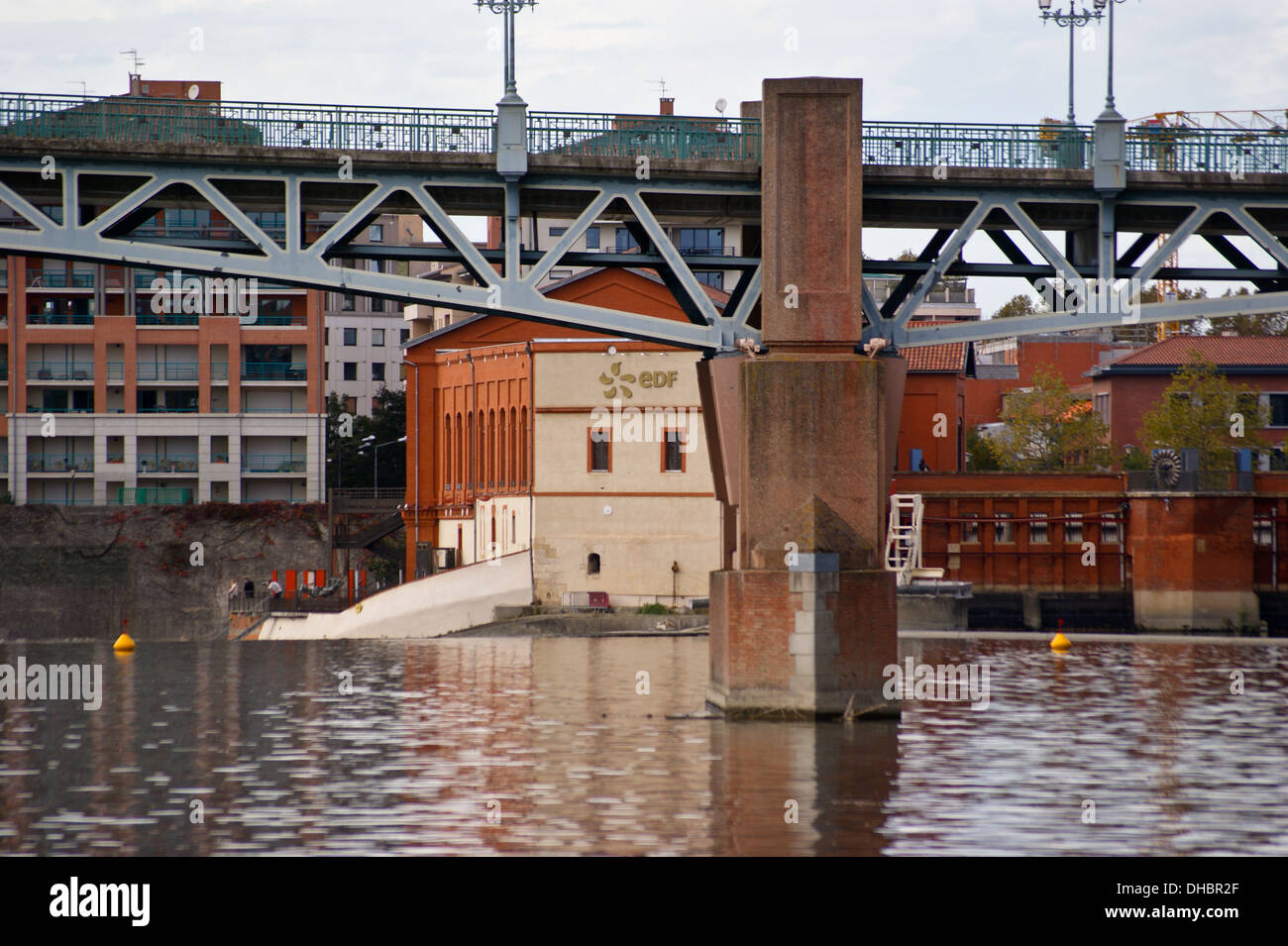 EDF Bazacle centrale idroelettrica e Pont Saint Pierre, fiume Garonne, Toulouse, Haute-Garonne, Midi- Pyréneés, Occitanie, Francia Foto Stock