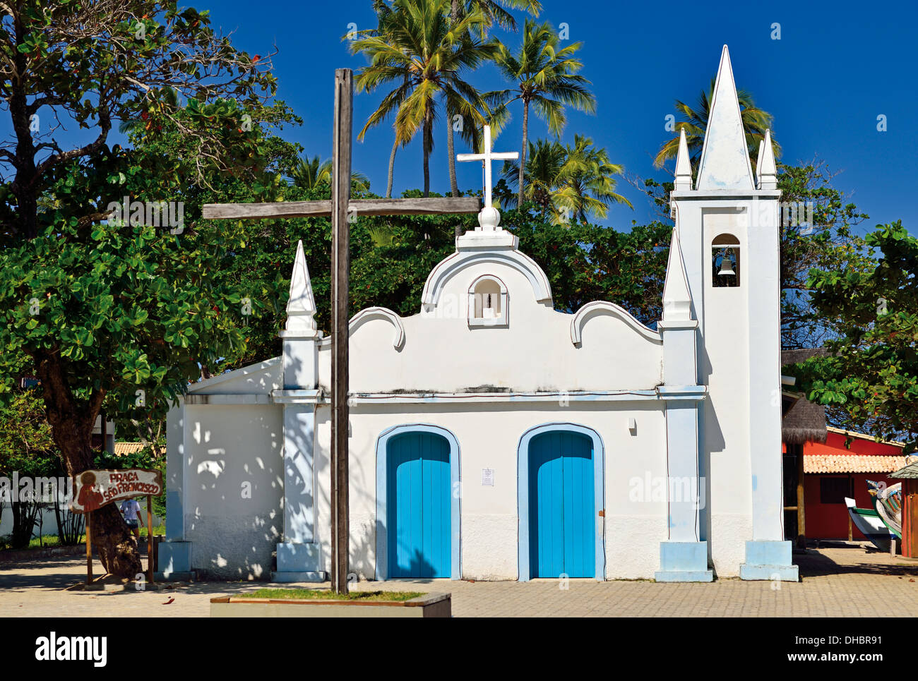 Il Brasile, Bahia: Piccolo stile coloniale la chiesa di Sao Francisco do Litoral in Praia do Forte Foto Stock