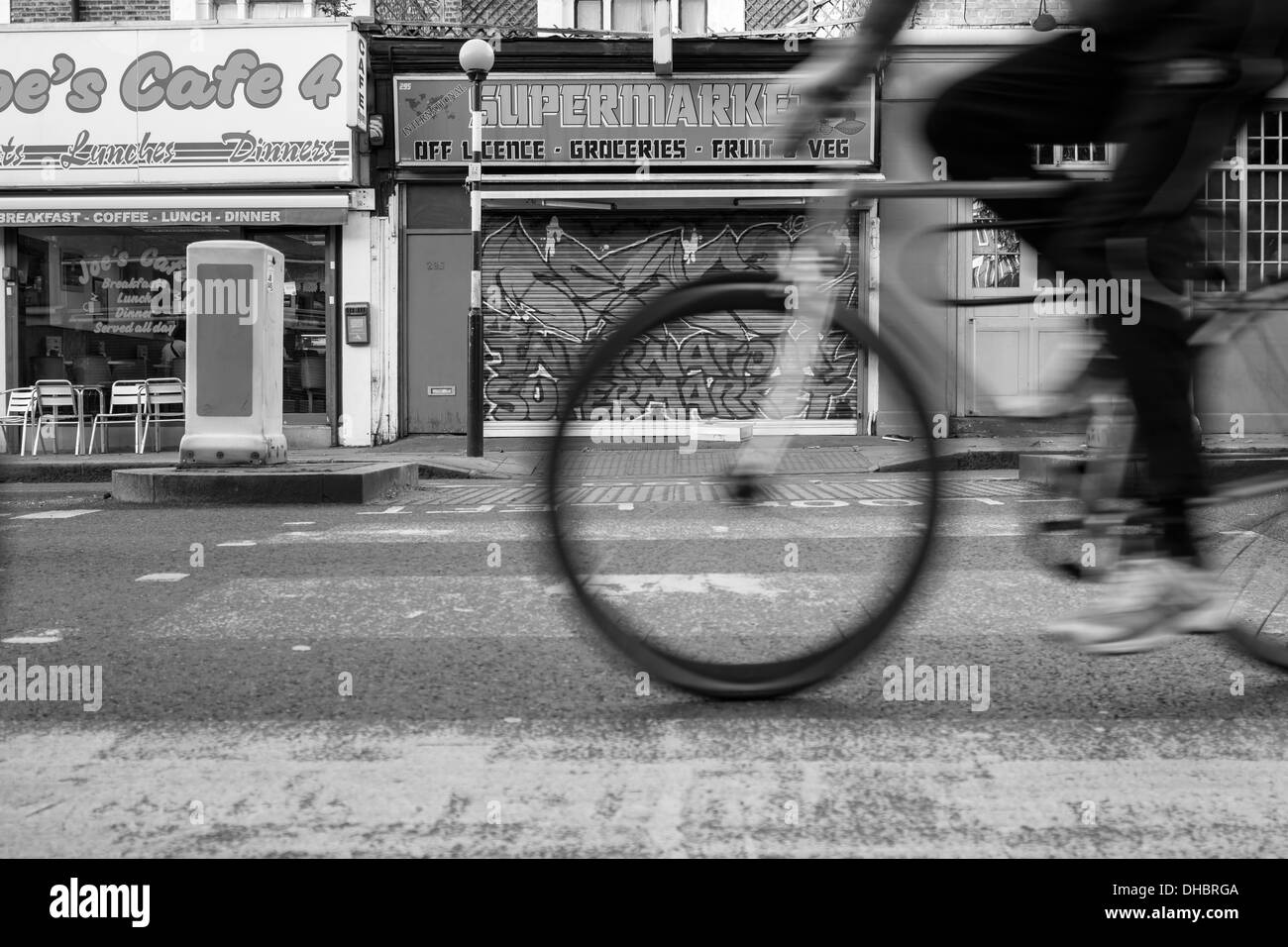 Un pedale ciclista attraversa un pellicano attraversando il Caledonian Road nel quartiere di Islington a nord di Londra. Foto Stock