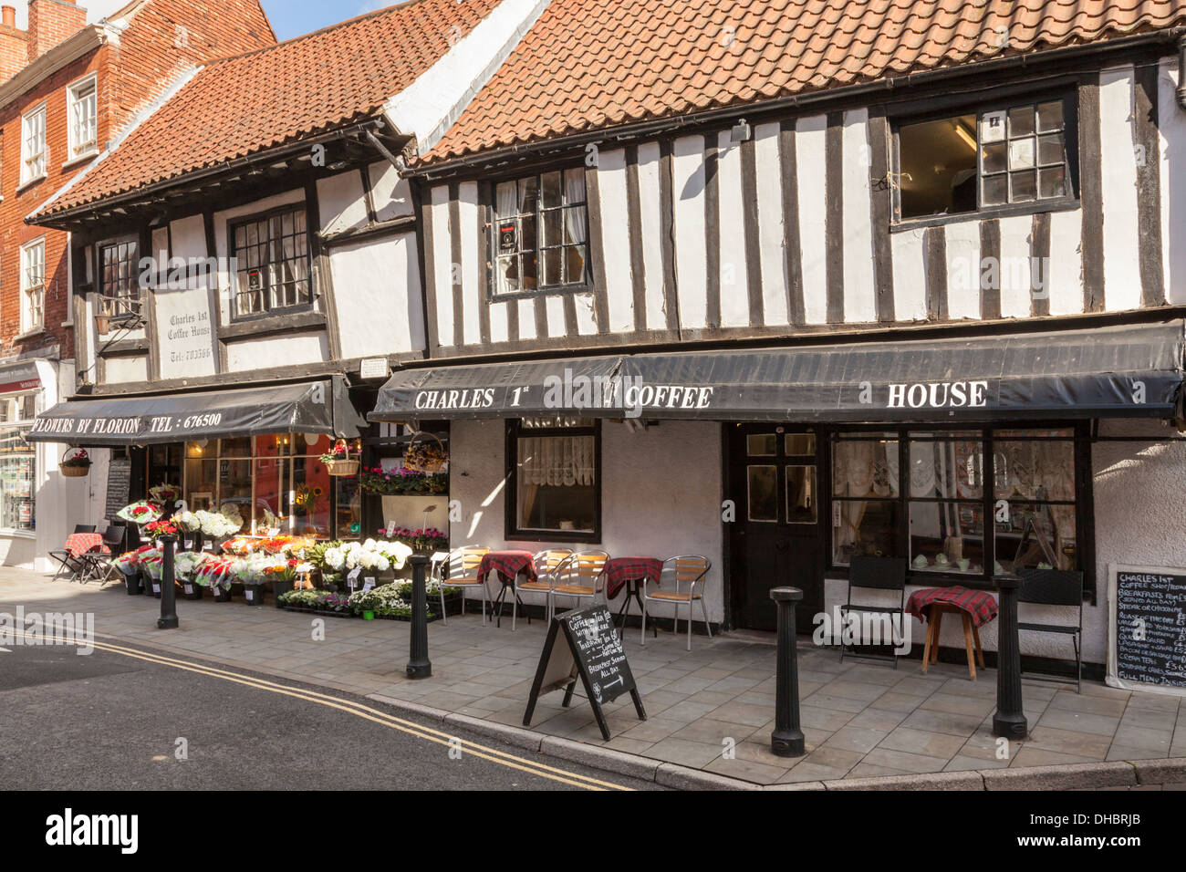 Un xv secolo graticcio café. Il Charles 1st Coffee House di Newark on Trent, Nottinghamshire, England, Regno Unito Foto Stock