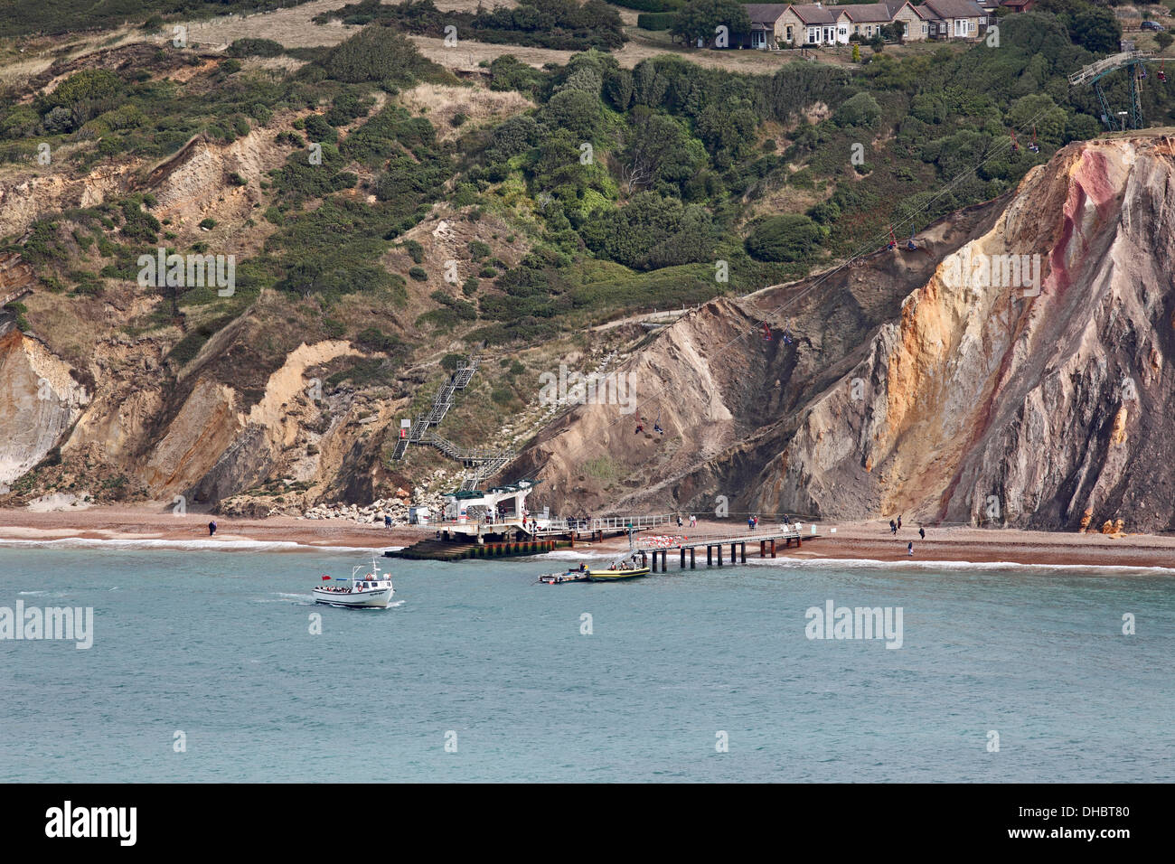 Spiaggia molo sedia lift access sabbie colorate cliff allume bay Isle of Wight Hampshire Inghilterra Foto Stock