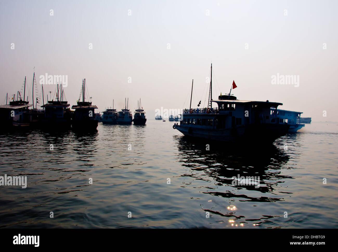 Silhouette della barca in mare Foto Stock