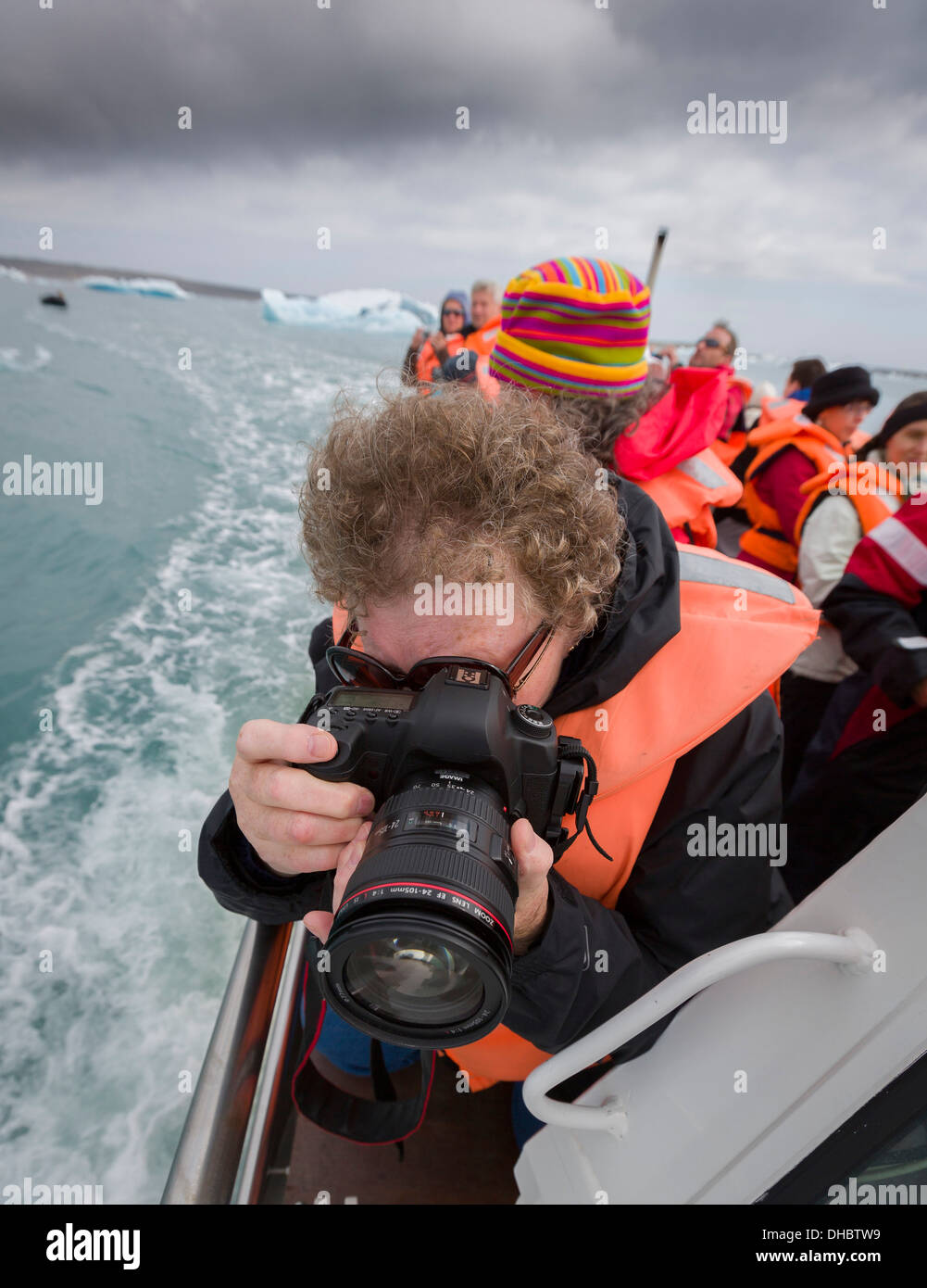 Scattare foto in un viaggio in barca, Jokulsarlon laguna glaciale, Breidamerkurjokull, Vatnajokull calotta di ghiaccio, Islanda Foto Stock