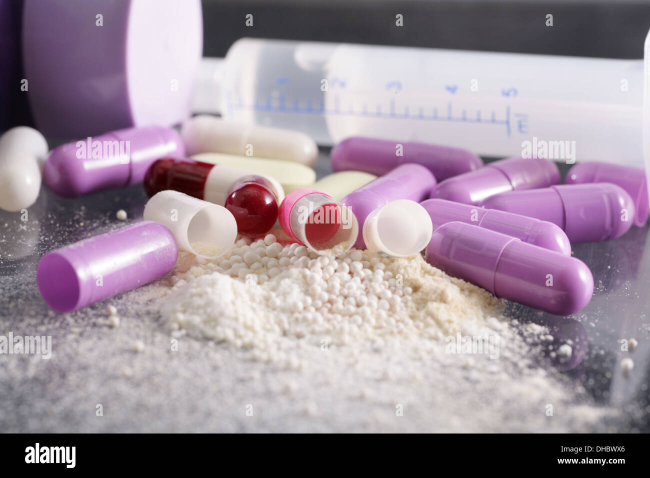 Siringa di farmaco e pillole con eroina e cocaina rovinato Foto Stock